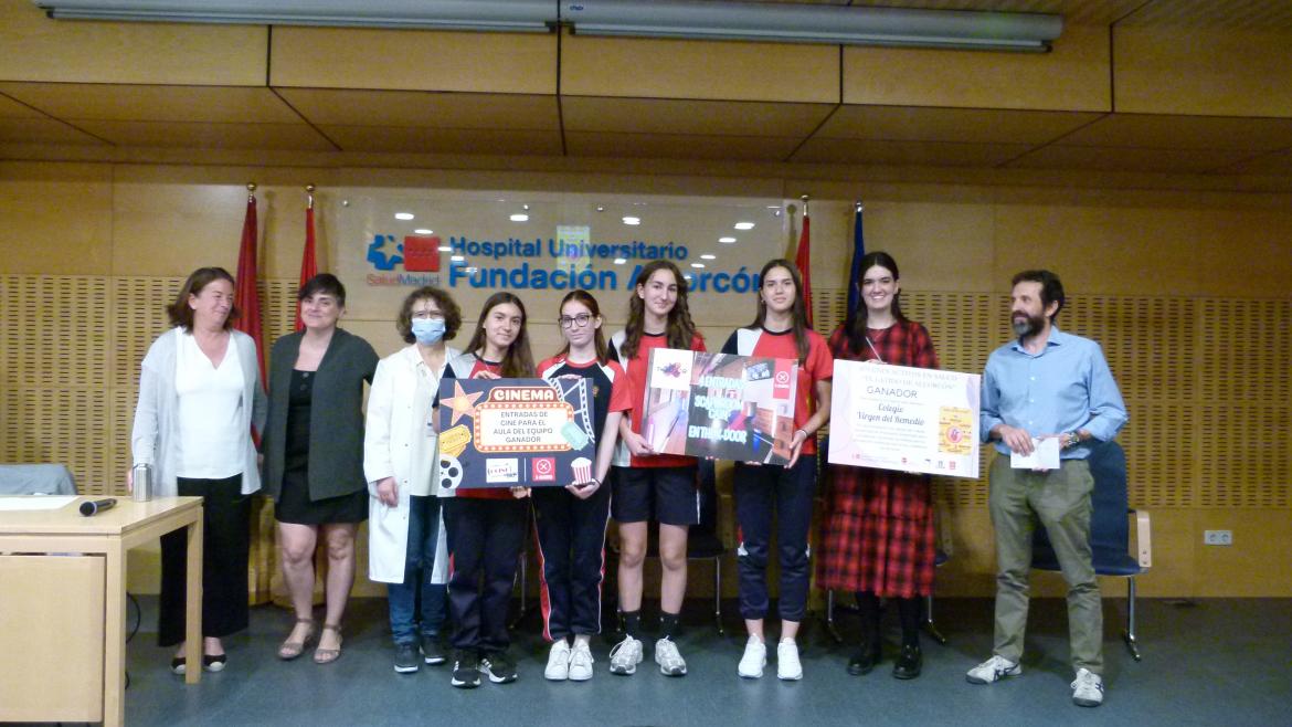 Entrega premios al equipo ganador