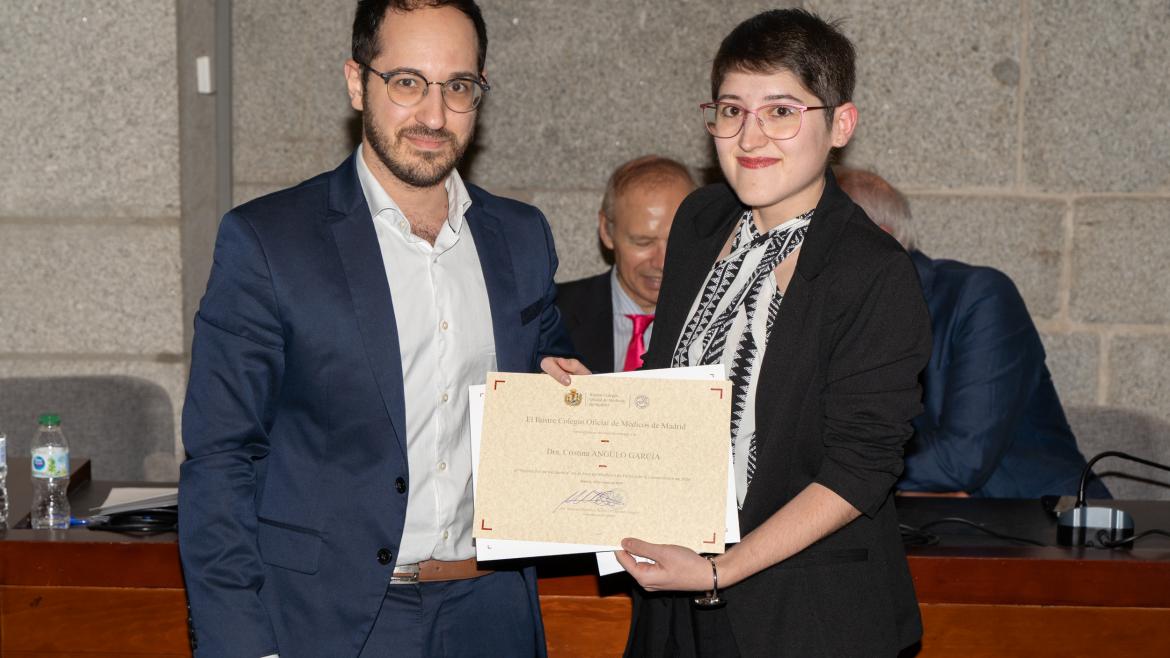 la médico premiada recoge su diploma en el colegio de médicos de Madrid