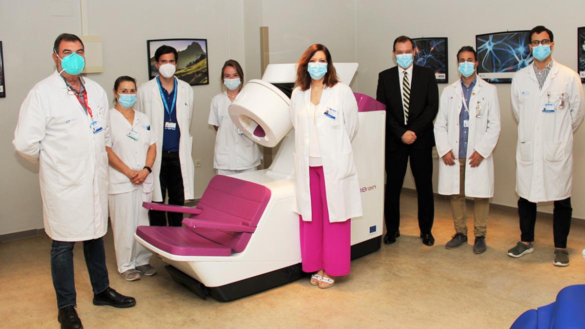 Profesionales junto al PET cerebral en el Clínico San Carlos