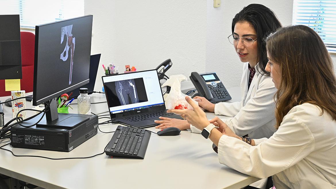 Laboratorio de Impresión 3D del Hospital Gregorio Marañón Ingenieras biomédicas trabajando con una impresión 3D