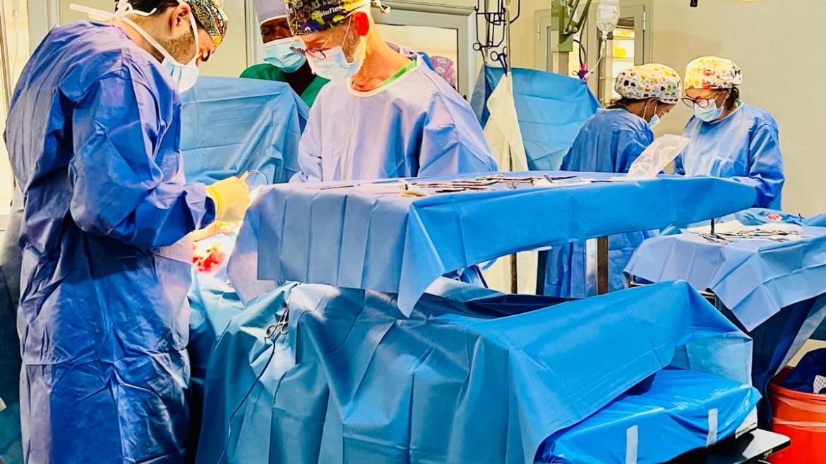 Tres cirujanos del Hospital Universitario Infanta Leonor realizan una nueva expedición médica en un hospital de Benín Hospital Infanta Leonor Cirugía Benín