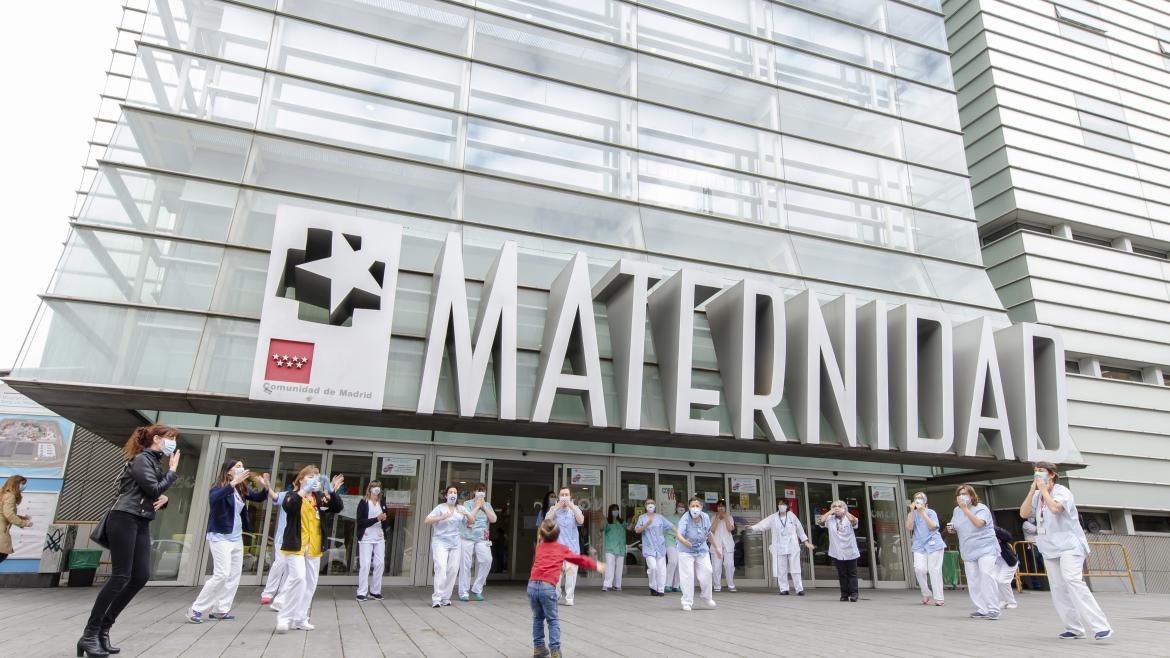 profesionales a la puerta del hospital materno infantil gregorio marañon