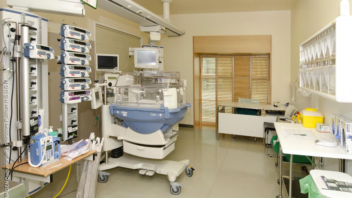Habitación equipada del Servicio de Neonatología del Hospital Gregorio Marañón Aparataje y cuna en una habitación de Neonatología
