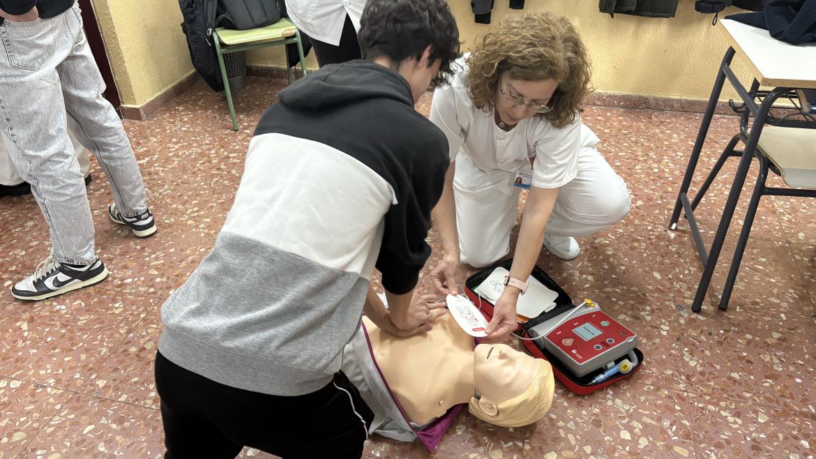 enfermera y alumno practican una maniobra de reanimación cardiopulmonar