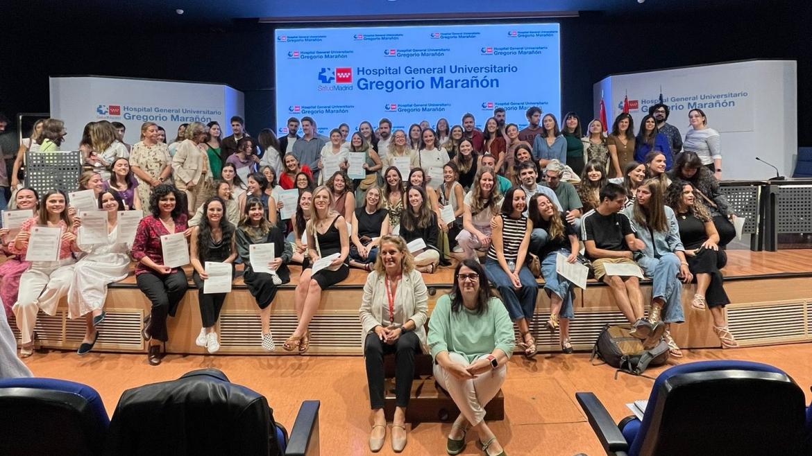 Foto de familia de los nuevos médicos en el Salón de Actos del Hospital Gregorio Marañón