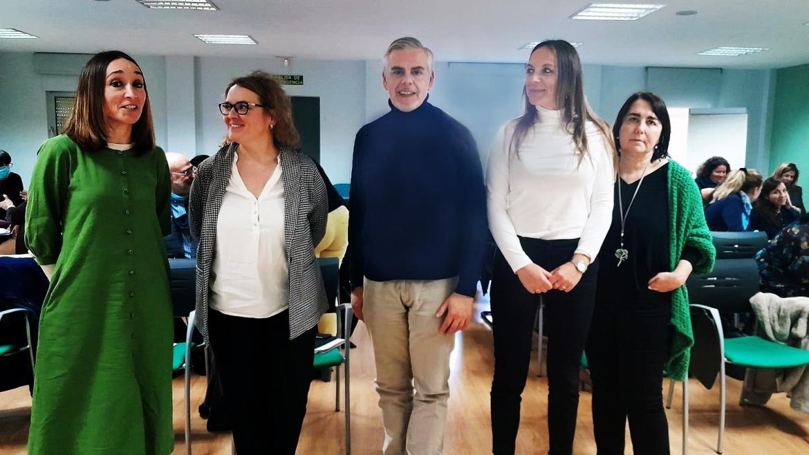 La gerente con profesionales de la Gerencia Asistencial de Atención Primaria