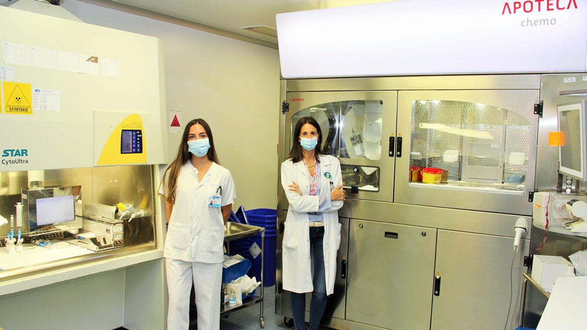 Profesionales del Servicio de Farmacia Hospitalaria del Clínico San Carlos junto a un robot