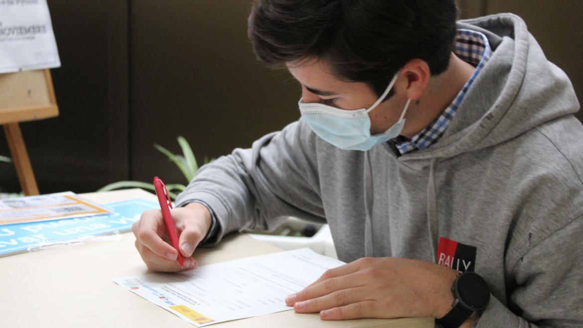 Estudiante rellenando cuestionario para registrarse como donante de médula