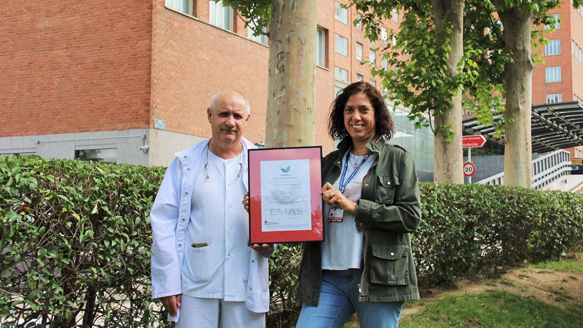 Profesionales del área de Gestión Ambiental del Clínico con el certificado del Registro EMAS Profesionales del área de Gestión Ambiental del Hospital Clínico con el certificado del Registro EMAS