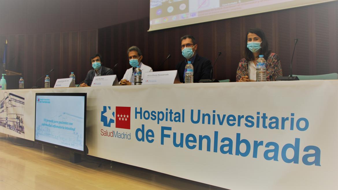 Los hospitales de Fuenlabrada y Alcorcón abordan aspectos prácticos para pacientes sobre la enfermedad inflamatoria intestinal Mesa de inauguración de la Jornada