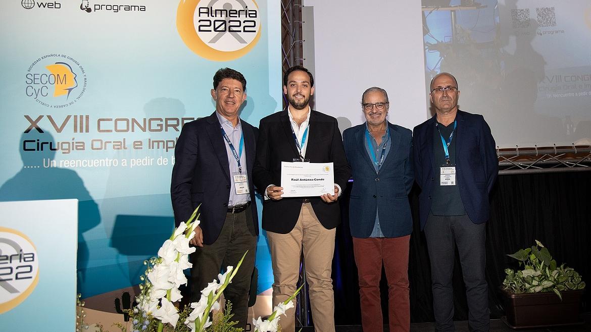 Raúl Antúnez-Conde, cirujano maxilofacial del Marañón, recibe el Premio Fin de Residencia entrega de premios