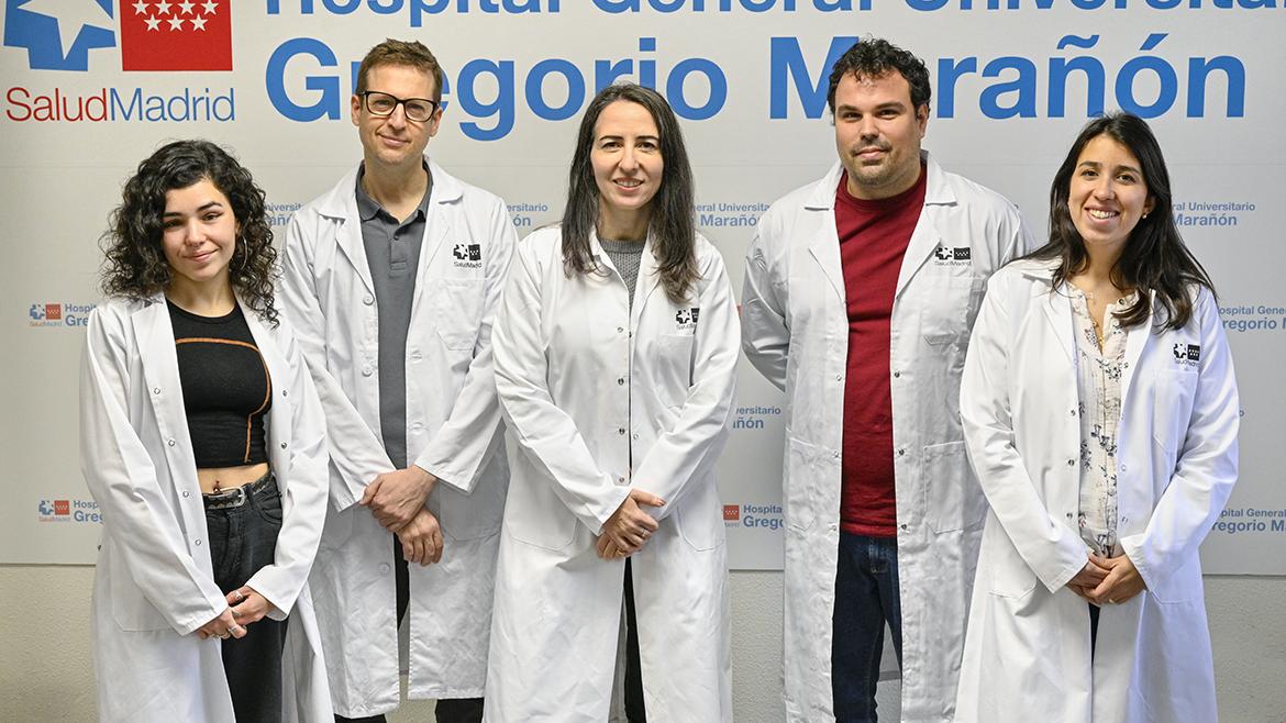 Los cinco integrantes del grupo de investigación posan de frente