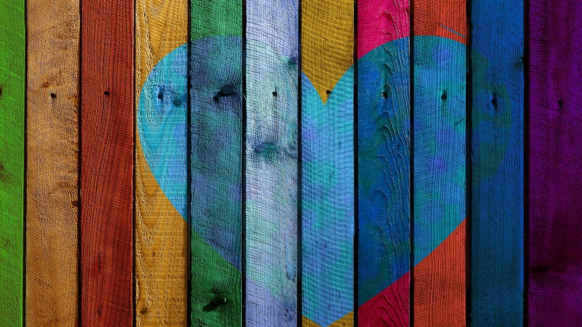 Hallan una terapia para una rara enfermedad cardiaca Maderas de colores con un corazón pintado
