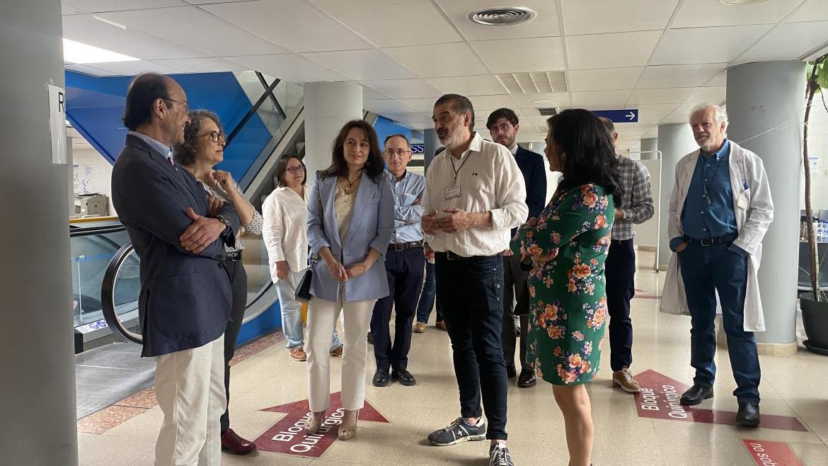 Autoridades durante la visita a las consultas externas