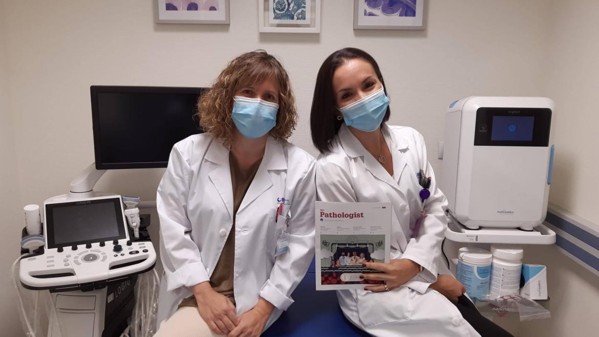 Dos profesionales de Anatomía Patológica