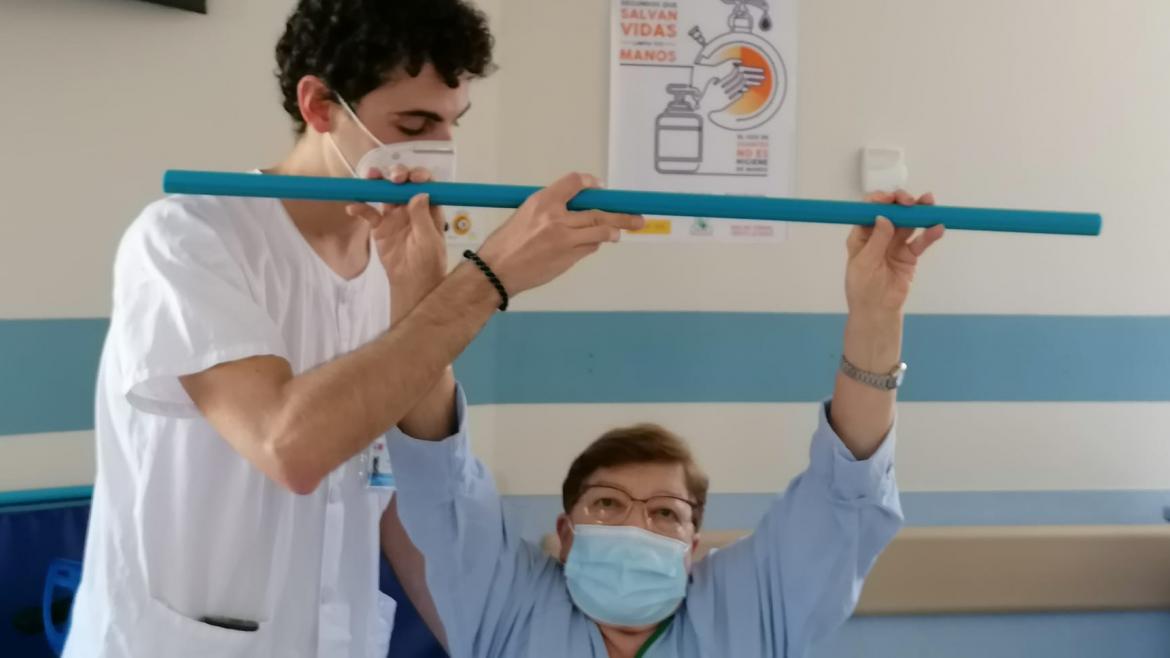 Paciente realizando ejercicio con su terapeuta ocupacional