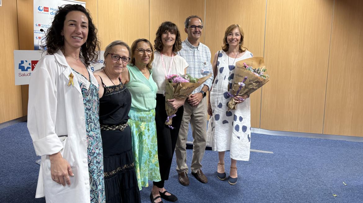 Directora General de Humanización junto a miembros de la AECC