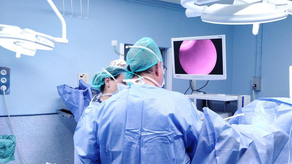 Urólogos del Clínico San Carlos durante un procedimiento quirúrgico