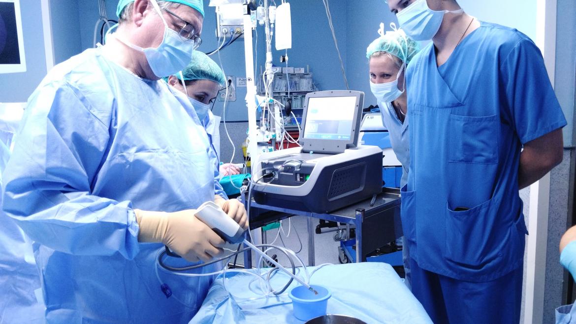 El jefe del Servicio de Urología del Clínico, Jesús Moreno, prepara el dispositivo para introducir agua a alta temperatura
