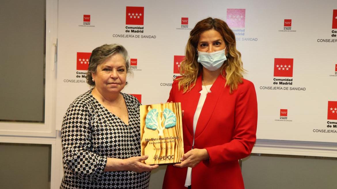 La Comunidad facilita la retirada de la medicación sujeta a visado en un máximo de 48 horas Elena Mantilla y representante de APEPOC