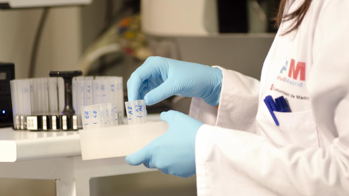 Profesional sanitario con tubos de muestras