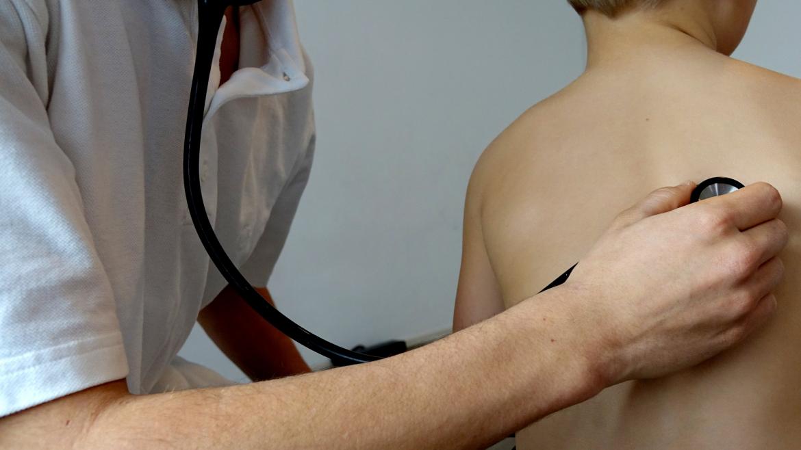Médico oscultando a un niño