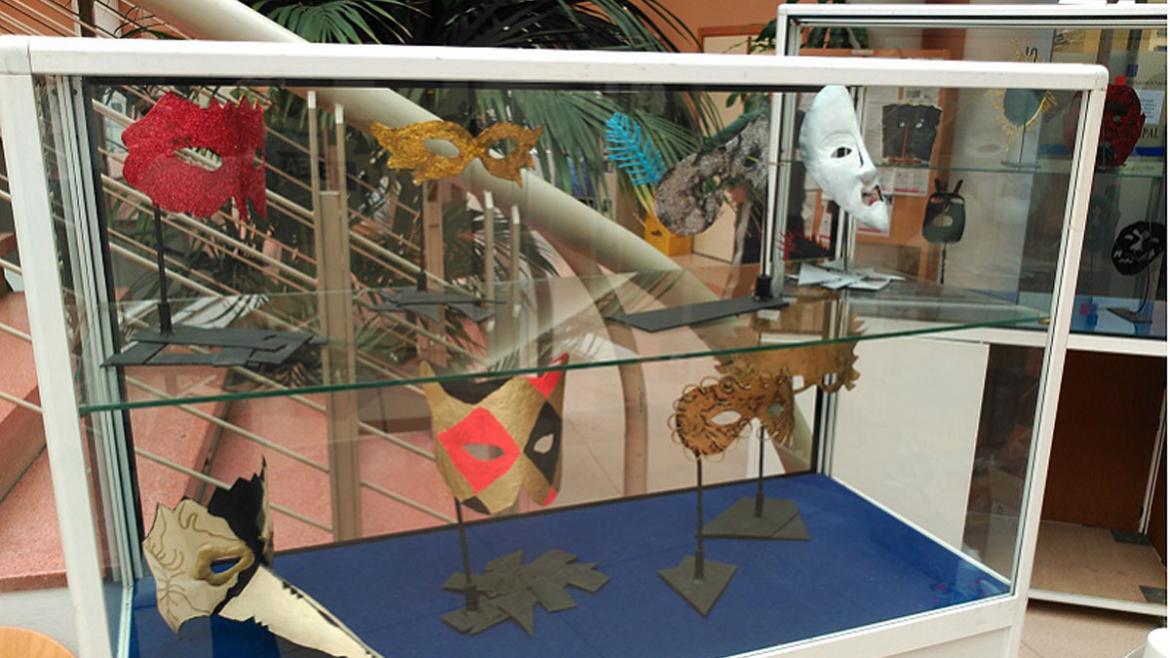 Vitrina expositora de articulos de artesania