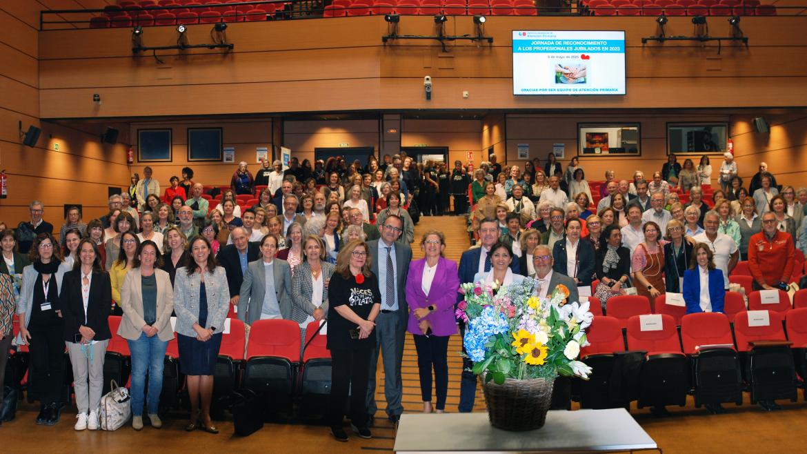 Foto de grupo de los profesionales jubilados en 2023 con el centro floral