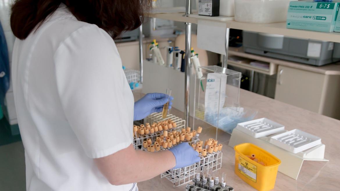 Los hospitales públicos madrileños inician investigaciones sobre tratamientos para el COVID-19 Personal de laboratorio manipulando materiales