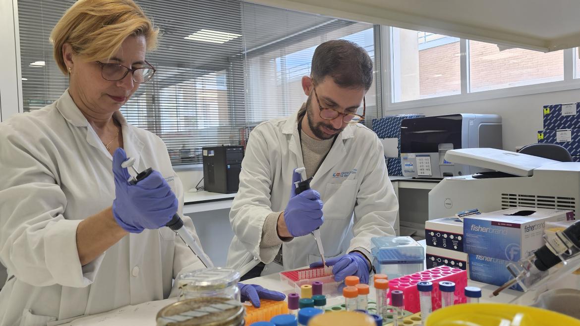 Los investigadores Marta Dueñas, a la izquierda y Cristián Suárez a la derecha. Una mujer y un hombre trabajando en laboratorio