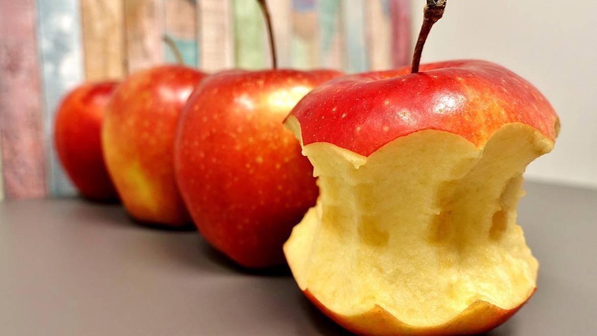 Tres manzanas, una de ellas mordisqueada