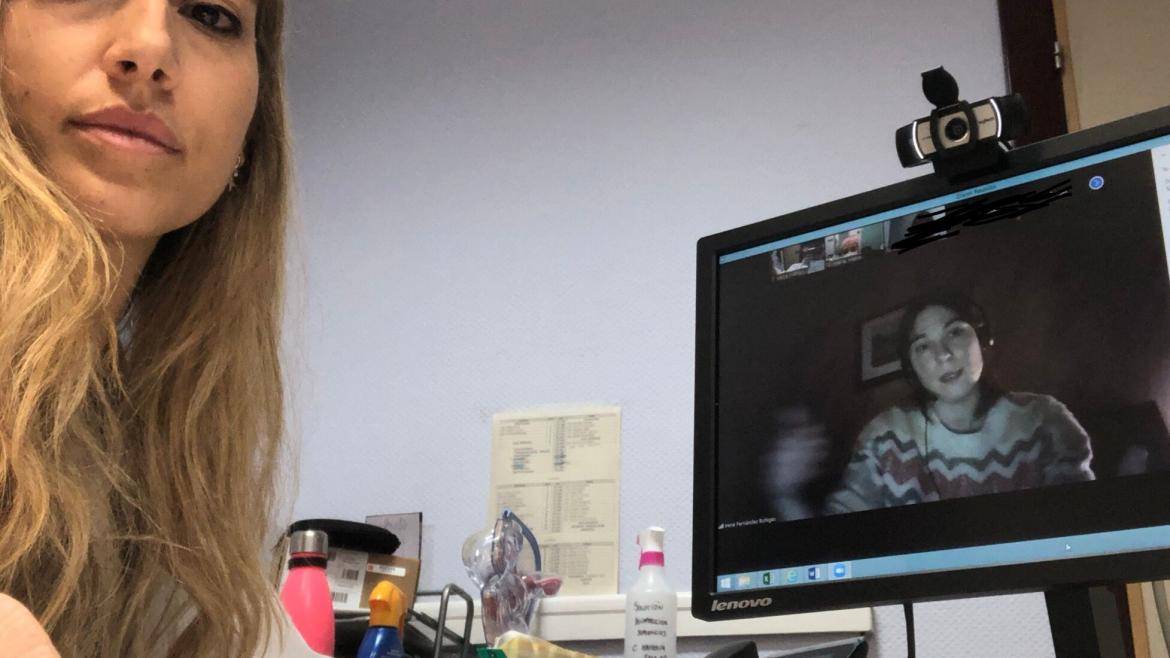 Matrona del Centro de Salud Fronteras de Torrejón de Ardon en sesión de Preparación al Parto con zoom