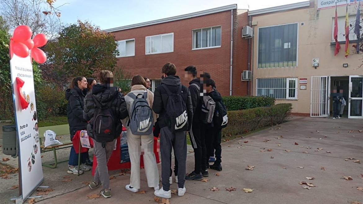 Atención Primaria se vuelca en informar a jóvenes y adolescentes en la prevención del VIH/sida jovenes en la entrada de su instituto en una mesa informativa del centro de salud