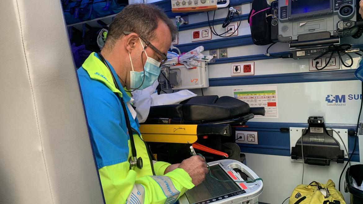 Un médico del SUMMA 112 cumplimenta la Historia Clínica del paciente en una Tablet-PC
