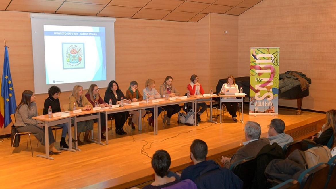 Miembros de la Mesa de Salud Escolar de Valdemoro en una reunión 
