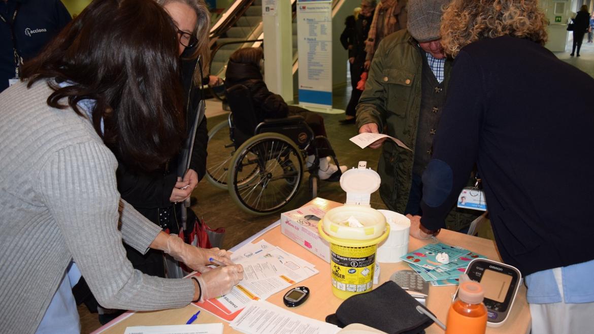 Día Mundial de la Diabetes en el Hospital Infanta Sofía Enfermeras toman muestra de glucosa