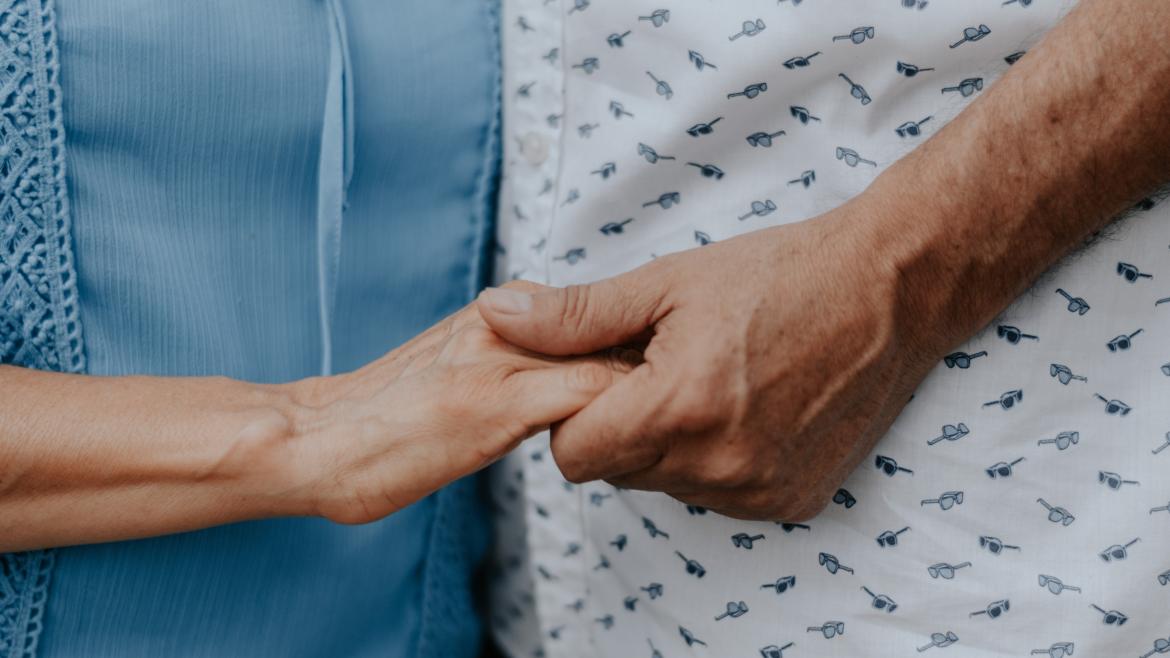 Imagen de acompañmiento entre persona de edad avanzada y su cuidador