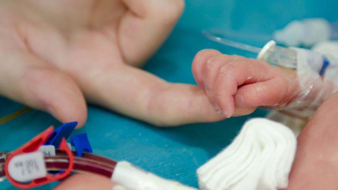 Servicio de Neonatología del Hospital Gregorio Marañón bebé ingresado en neonatología