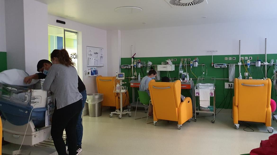 Padres con su bebé ingresado en Neonatología