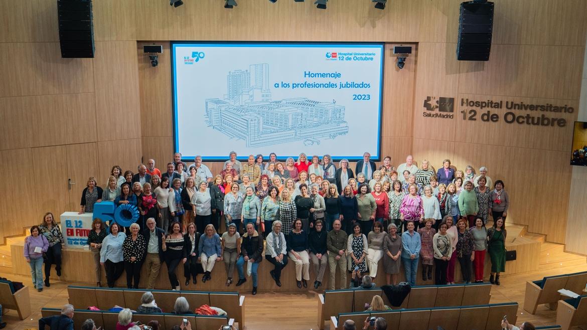 Foto de grupo de profesionales jubilados en 2023
