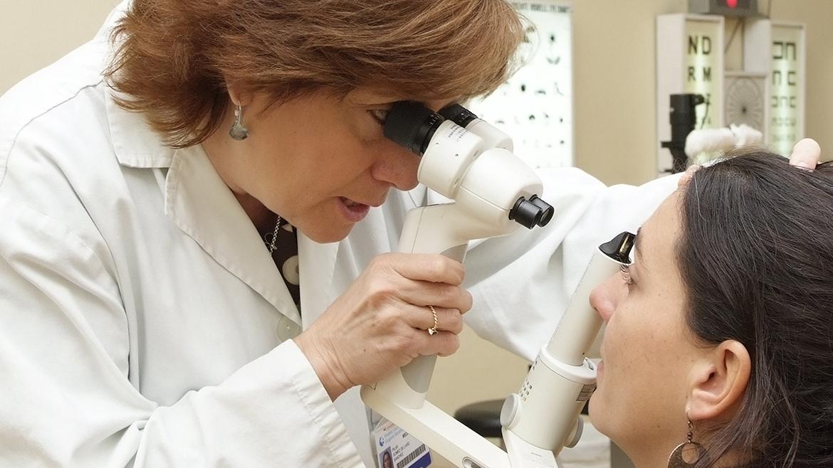 Profesionales trabajando en el laboratorio de investigación del Hospital Gregorio Marañón