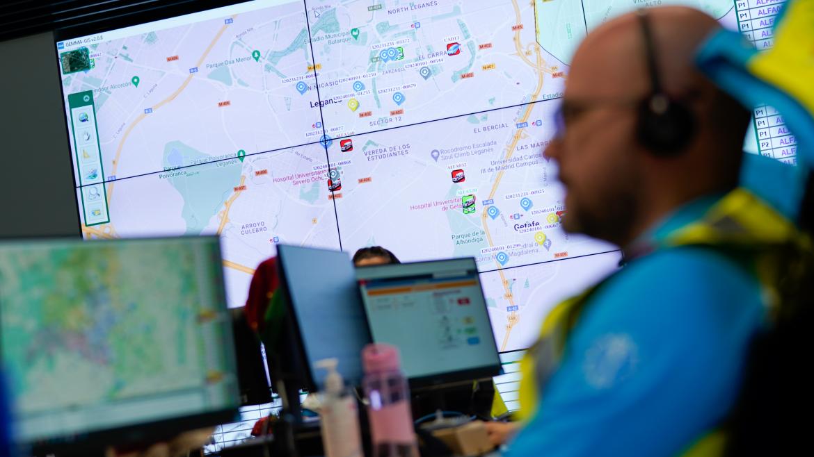 Un sanitario de SUMMA 112 en el Centro Coordinador de Urgencias y Emergencias del Servicio