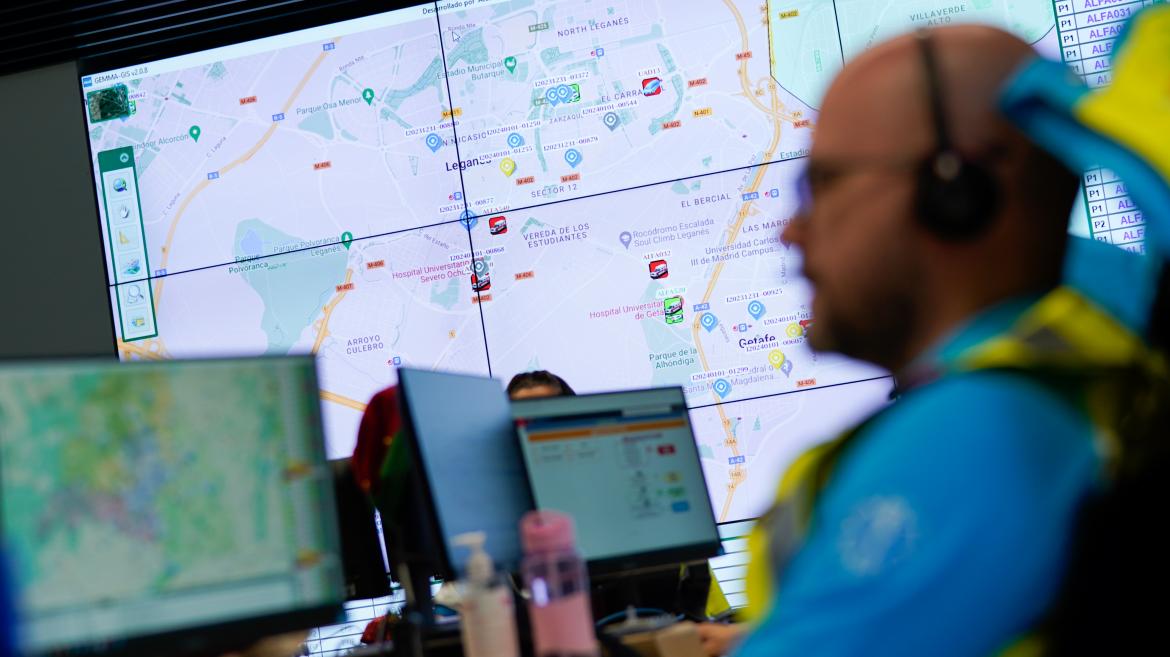 Imagen del Centro Coordinador de Urgencias y Emergencias Un profesional del SUMMA 112 trabajando en el Centro Coordinador de Urgencias y Emergencias