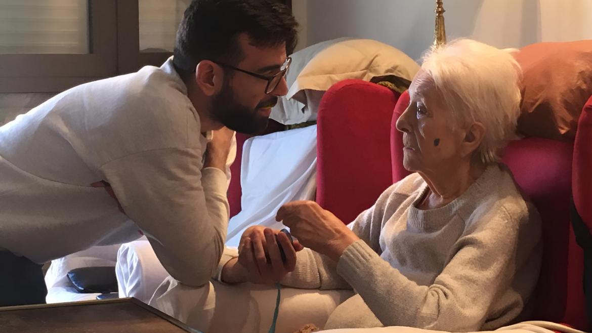 La Comunidad de Madrid atendió en 2023 a casi 9.000 pacientes de cuidados paliativos en su propio domicilio o en centros residenciales Profesional atendiendo a una paciente de paliativos