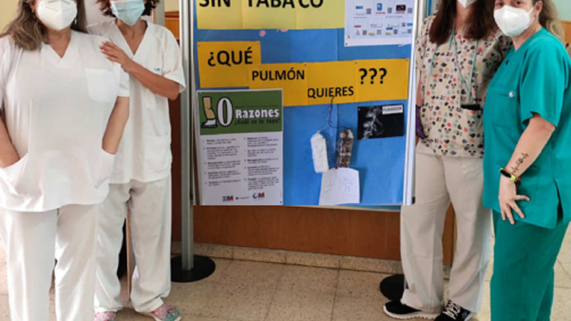 Actividades frente al tabaco de los centros de salud de la Dirección Asistencial Sur Profesionales del Centro de Salud Pinto durante la intervención con motivo del Día Mundial Sin Tabaco