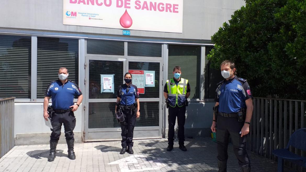 Cuatro policías municipales delante de un Banco de sangre