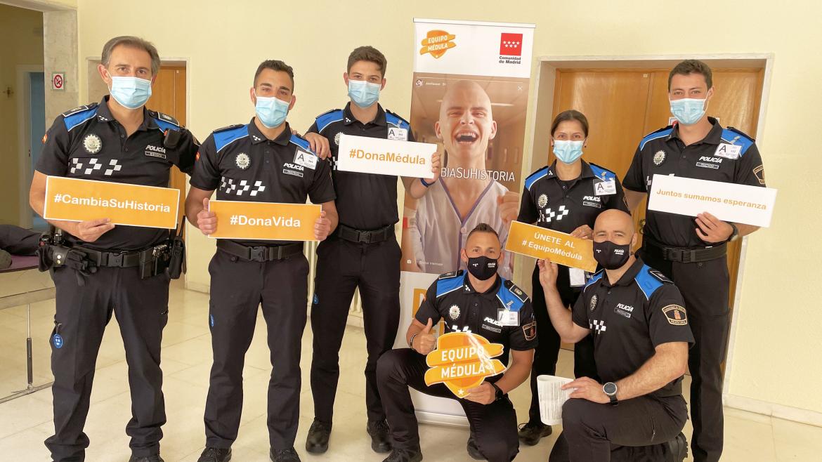 grupo de policías con carteles equipo médula