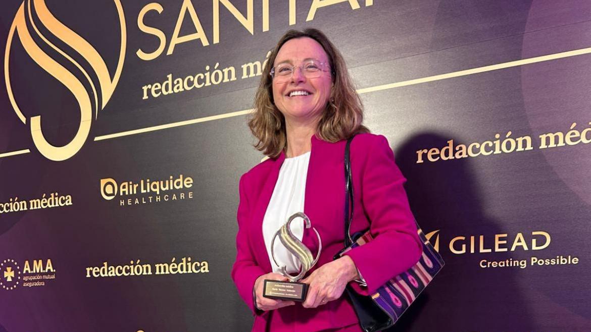 La Dra. Nuria Novoa, jefa del Servicio de Cirugía Torácica del Hospital Puerta de Hierro, reconocida en los VIII Premios Sanitarias La doctora con su premio