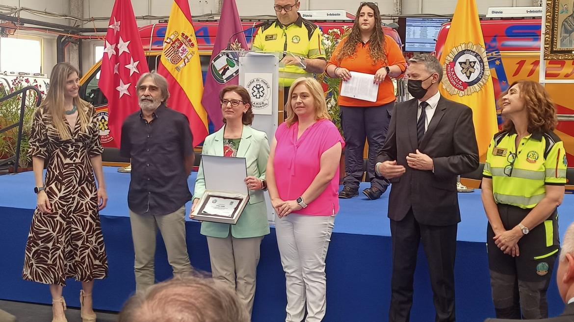 Representantes de la Dirección General de Salud Pública recogiendo la distinción a cargo de SAMUR-Protección Civil