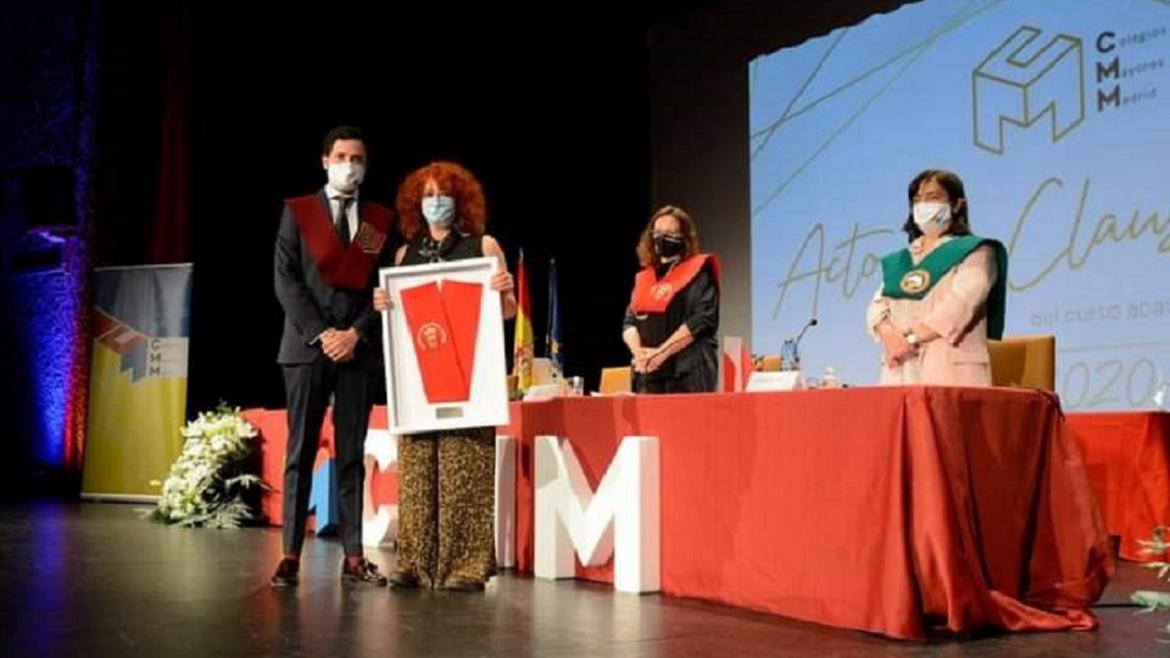 La directora del Centro de Salud Mª Auxiliadora, Dolores Cárdenas, recoge la Beca de Honor